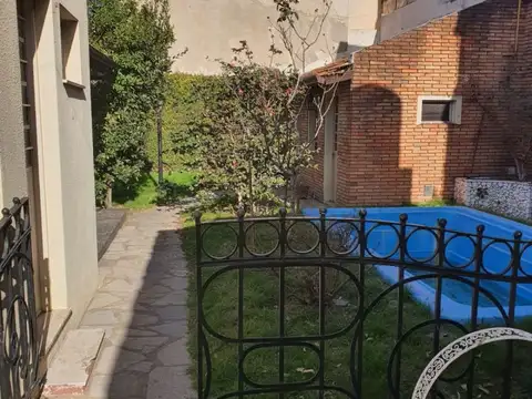 Casa  con hermoso Jardin, pileta y quincho