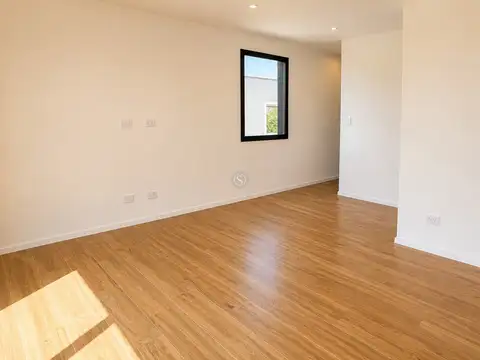 Casa en Alquiler con 2 cocheras