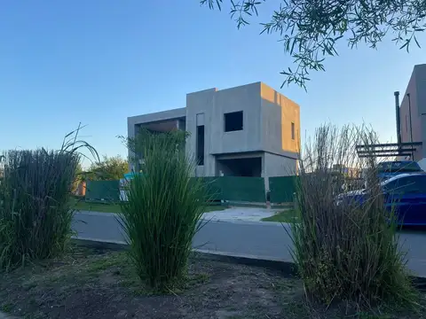 VENTA CASA 5 AMBIENTES SANTA ELENA PILAR DEL ESTE