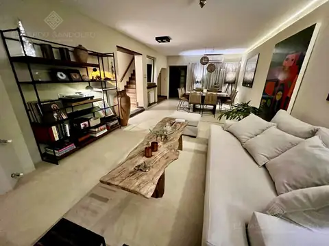 Casa en Venta con 2 cocheras