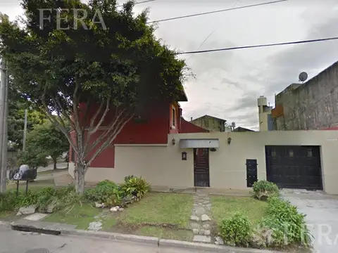 Venta de Casa para dos familias con cochera en Wilde