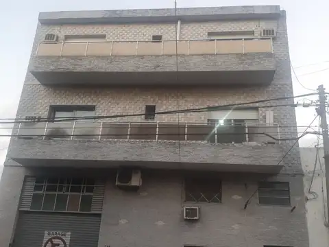 Departamento amplio en 1º piso por escalera