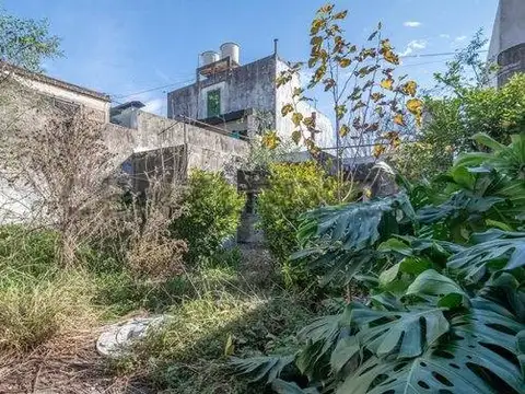 Se Vende casa con Jardín y cochera a refaccionar