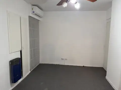 Oficina en impecable estado. Con kitchenette y baño a nuevo