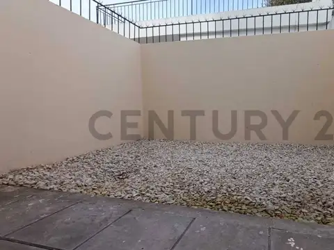 ALQUILER MONOAMBIENTE CASTELAR PATIO Y COCHERA