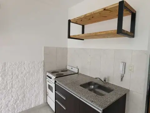 ALQUILER MONOAMBIENTE CASTELAR PATIO Y COCHERA