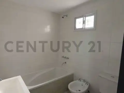 Depto Tipo Casa en Alquiler en Castelar, $ 440.000