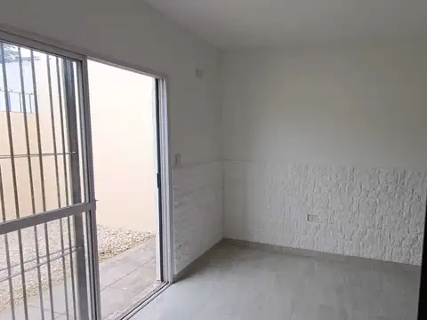 Depto Tipo Casa en Alquiler en Castelar, $ 460.000