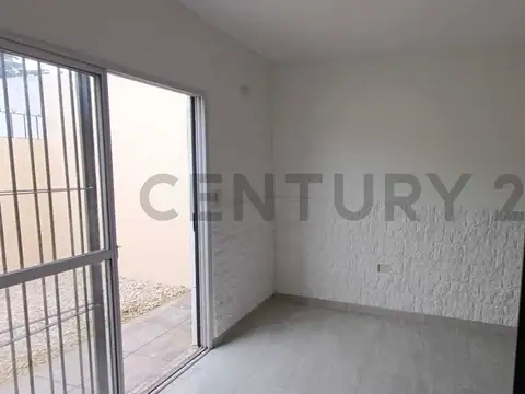 Depto Tipo Casa en Alquiler en Castelar, $ 440.000