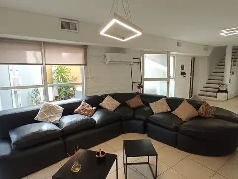 Casa en venta-Abasto 3 dormitorios y cochera.