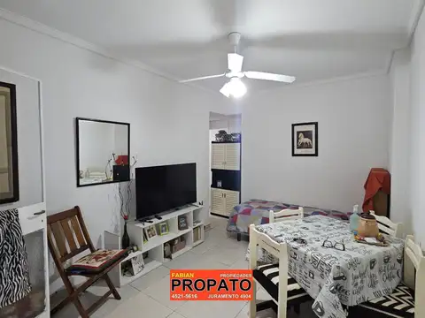 Depto de 2 ambientes interno en un 2° piso con cocina separada y baño completo 