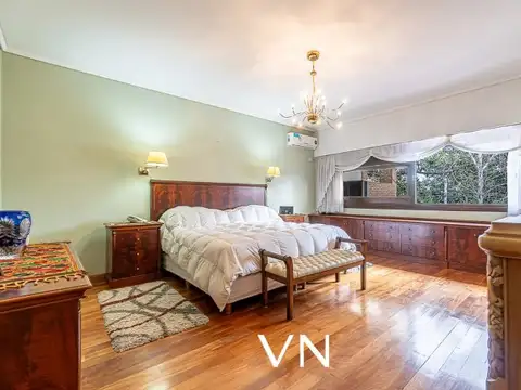 Casa de 4 pisos en Devoto en Venta – Piscina, Quincho y Parrilla.