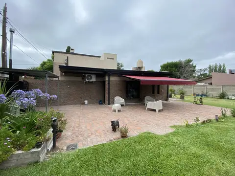 Casa 4 ambientes con 2 baños