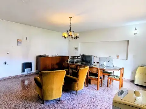 CASA 5 AMB C/COCHERA JARDIN Y QUINCHO BERNAL ESTE