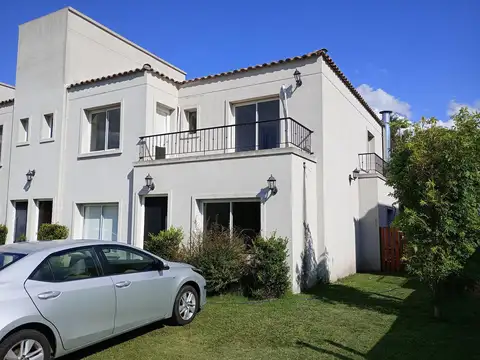 CASA 4 AMB EN VENTA BARRIO LA ANGÉLICA PILAR