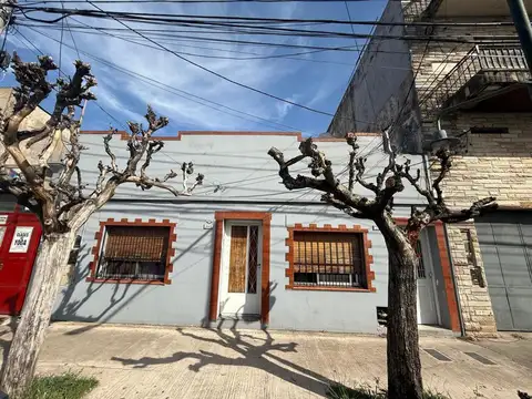 ¡PH PLANTA BAJA FONDO A METROS DE LA ESTACION, IMPERDIBLE !