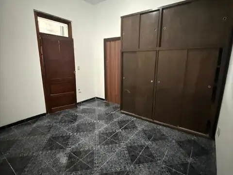 ¡PH PLANTA BAJA FONDO A METROS DE LA ESTACION, IMPERDIBLE !