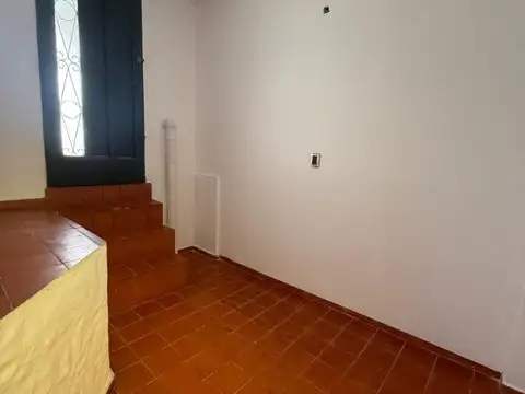 ¡PH PLANTA BAJA FONDO A METROS DE LA ESTACION, IMPERDIBLE !