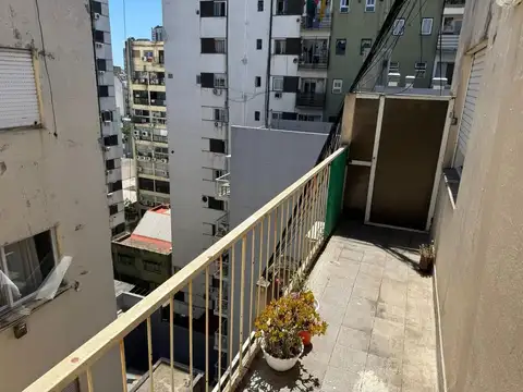 2 AMBIENTES MUY LUMINOSOS LATERAL CON BALCON