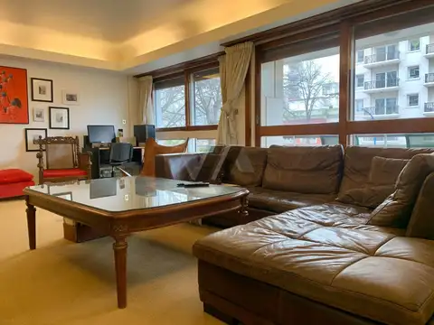 Piso de 4 ambientes. Cochera. Plaza Mitre.