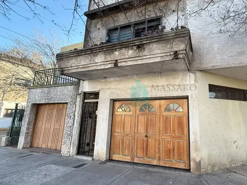 Departamento tipo casa en esquina en tres plantas, con garage y terraza, Liniers.