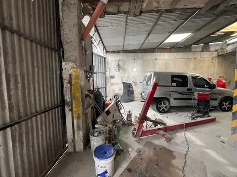 Propiedad en block compuesta por Galpon mas 2 Ph de 3 y 4 Ambientes. Lote propio