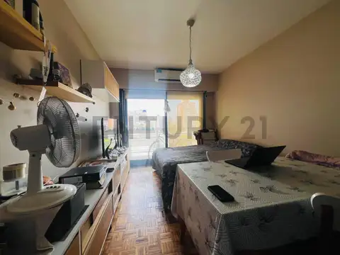 MONOAMBIENTE CON BALCON - FLORES