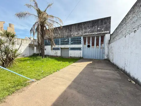 Galpón en venta de 360 m2 cubiertos y 967 m2 de terreno 