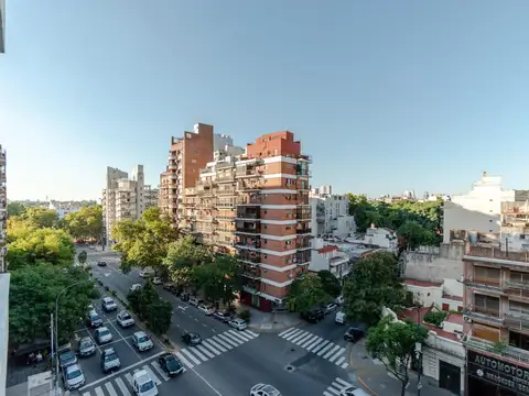 Luminosa oficina en venta y alquiler, semi piso alto, en Caballito, cerca de todo.