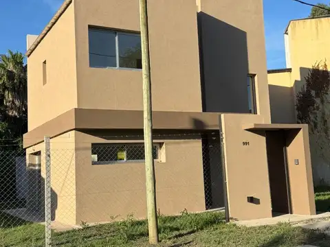 Casa en Alquiler con 3 cocheras