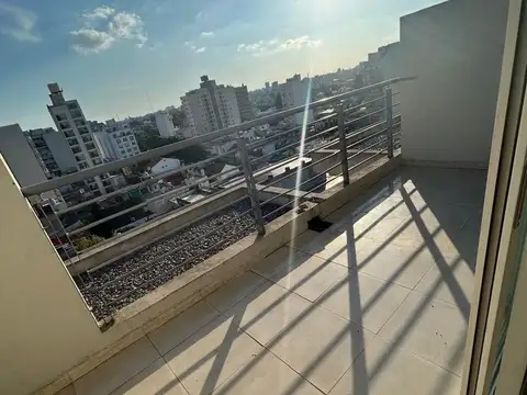 Monomabiente amplio con balcón aterrazado cochera
