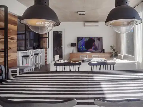 Casa en Alquiler con 2 cocheras