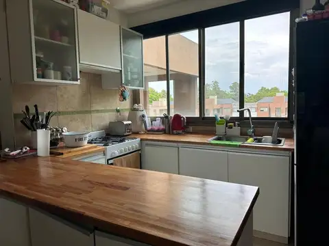 EXCELENTE DEPARTAMENTO EN ESQUINA