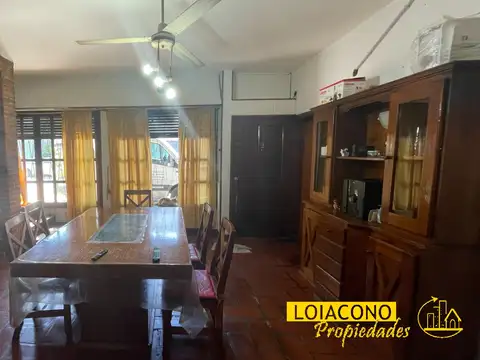 Casa 4 ambientes con 2 baños
