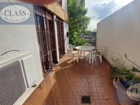 Departamento 3 ambientes c/ cochera y patio en Venta en Flores