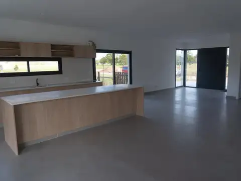Casa en Venta con 3 cocheras