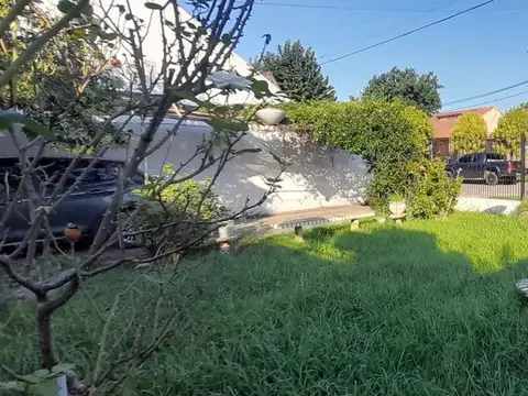 VENTA Casa 3 amb  con jardin y cochera , QUILMES