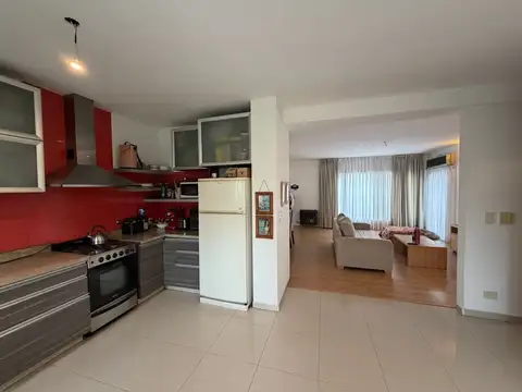 Casa con 3 dormitorios, parque con piscina, y cochera en venta