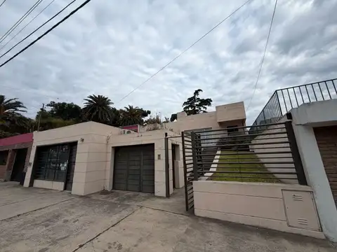 Casa con 3 dormitorios, parque con piscina, y cochera en venta