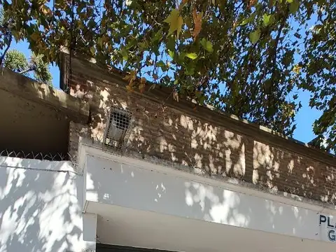 EXCELENTE COCHERA S/CUBIERTA CON PORTON AUTOMATICO
