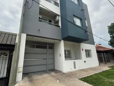 Semipiso en impecable estado  , 2do por escaleras, edific