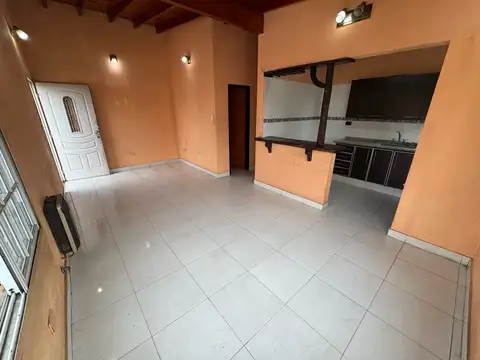Departamento de tres ambientes en planta alta
