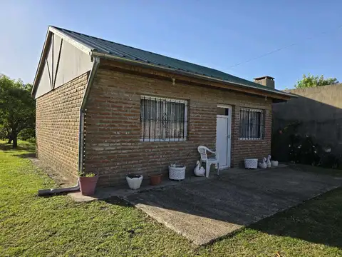 Vendo Casa Con Dos Dormitorios y Amplio Patio en Caseros, Entre Ríos.