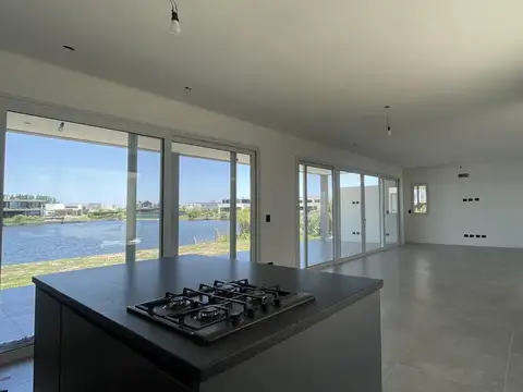Casa al lago a Estrenar en Barrio Santa Ana Villa Nueva Tigre