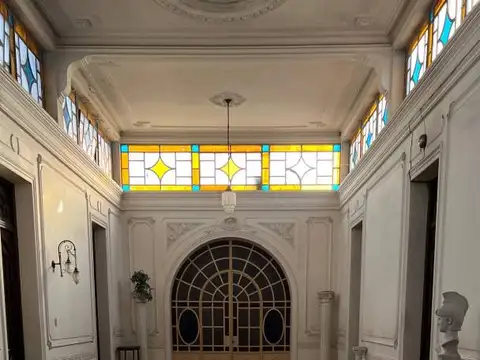 Casa en Alquiler con 6 cocheras