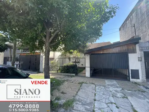 Casa con muy lindo jardín. Ideal para actualizar.-