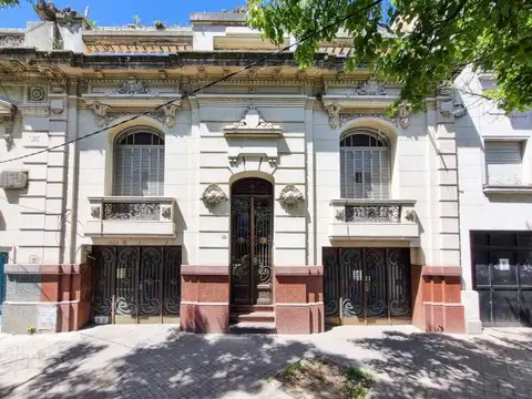Av. Pellegrini 127 - VENTA Casa 6 Dormitorios