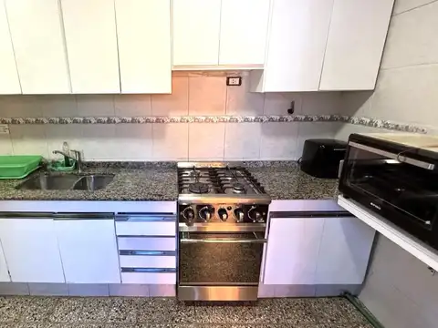 Casa 8 ambientes con 2 baños