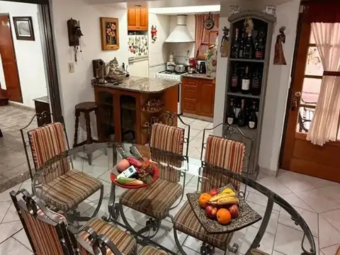 RAMOS MEJIA. NECOCHEA 1700. CASA 4 AMB. 4 COCHERAS, FONDO Y QUINCHO.