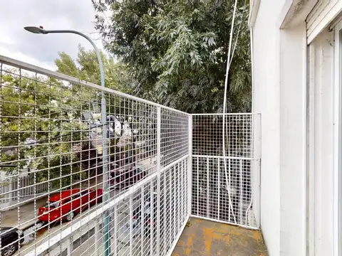 Gran Chalet en planta alta, mas departamento de dos ambientes - Olivos